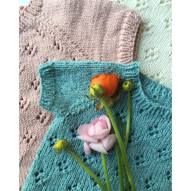 Rigmors Sommerbluse - strikkeopskrift fra PetiteKnit