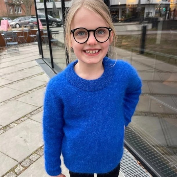 Stockholm Sweater Junior - strikkeopskrift fra PetiteKnit