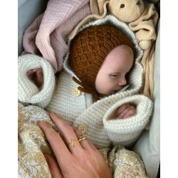 Selmas Sovedragt - strikkeopskrift fra PetiteKnit