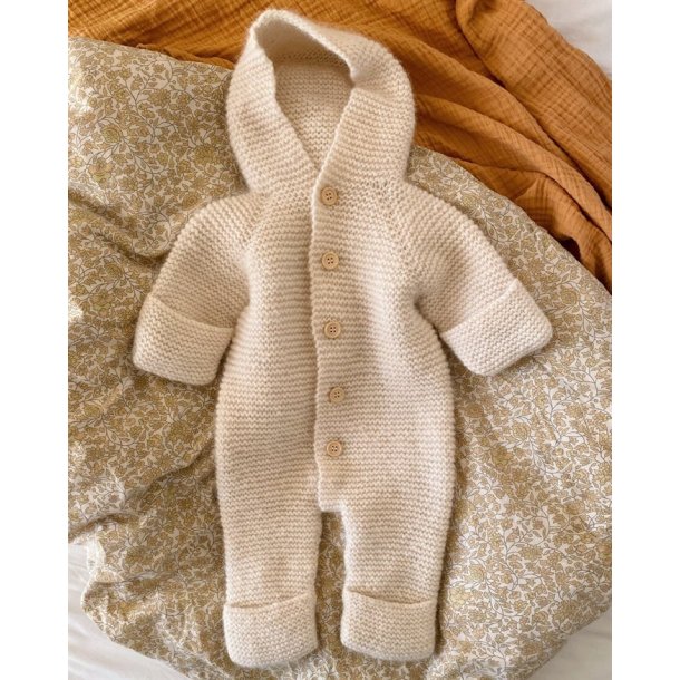 Selmas Sovedragt - strikkeopskrift fra PetiteKnit