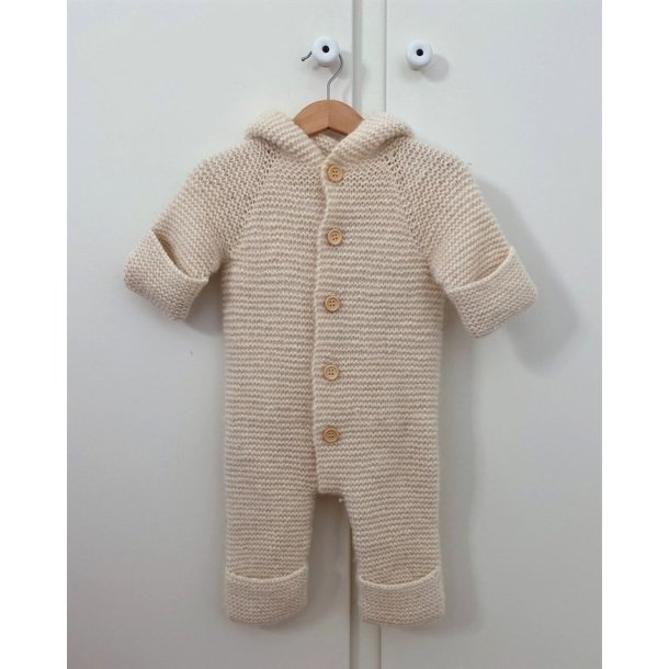 Selmas Sovedragt - strikkeopskrift fra PetiteKnit