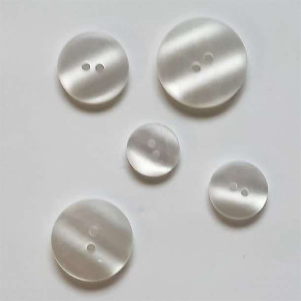 Rund plastknap i changerende hvid farve, 15, 18, 20 og 22 mm