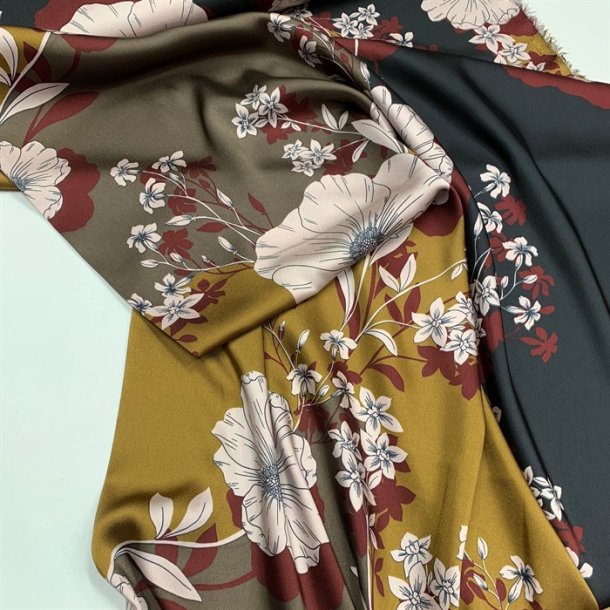 Polyester satin med blomster - pr. 0,25 meter