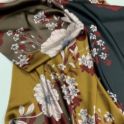 Polyester satin med blomster - pr. 0,25 meter