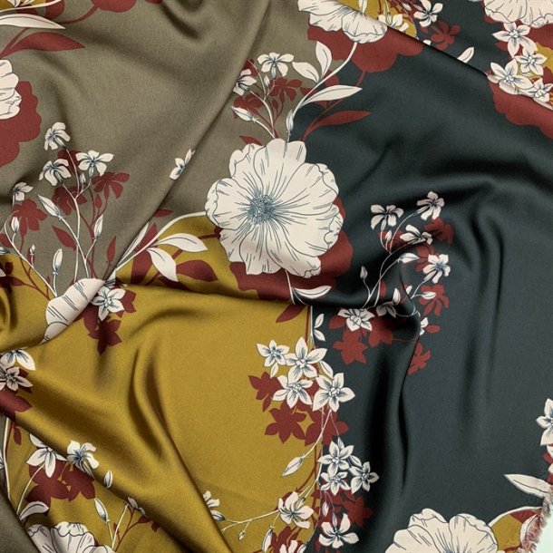 Polyester satin med blomster - pr. 0,25 meter