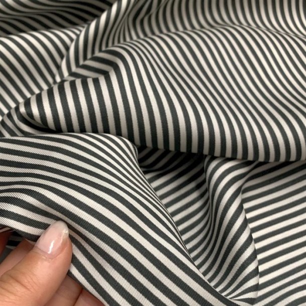 Glat polyester med smalle striber i kit og koksgr - pr. 0,25 meter