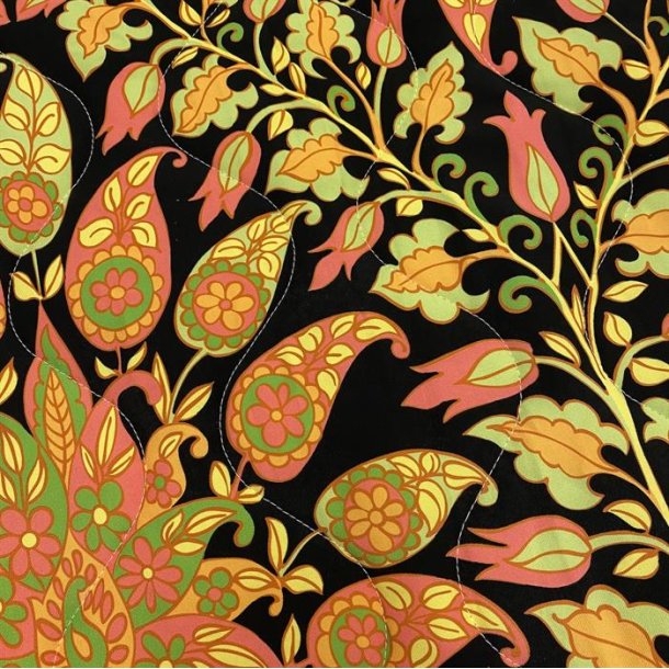 Quiltet polyester med orange paisley mnster - pr. 0,25 meter 