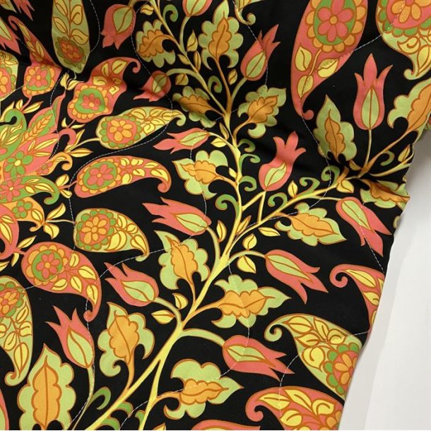 Quiltet polyester med orange paisley mnster - pr. 0,25 meter 