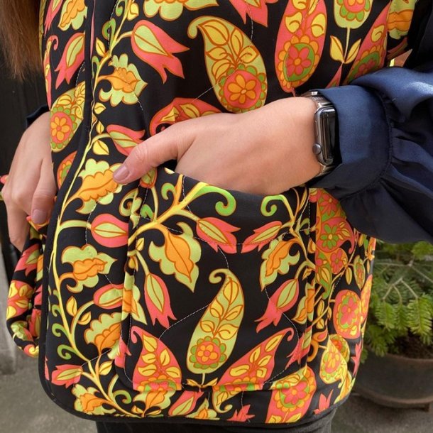 Quiltet polyester med orange paisley mnster - pr. 0,25 meter 