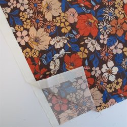 Bomuldslrred med store blomster p mrkebrun bund - pr. 0,25 meter.