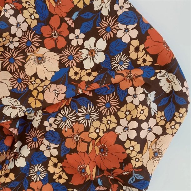 Bomuldslrred med store blomster p mrkebrun bund - pr. 0,25 meter.