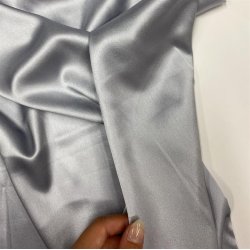 Silke med str�k i lysegr� - pr. 0,25 meter