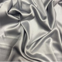 Silke med str�k i lysegr� - pr. 0,25 meter