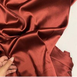 Silke med strk i varm rd - pr. 0,25 meter