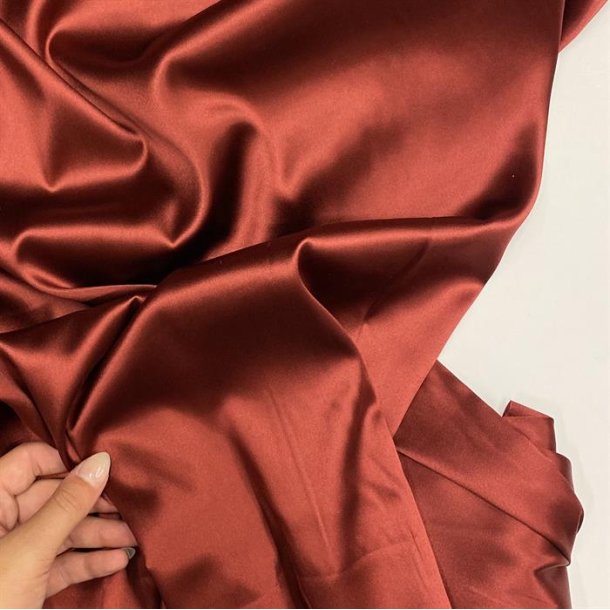 Silke med strk i varm rd - pr. 0,25 meter