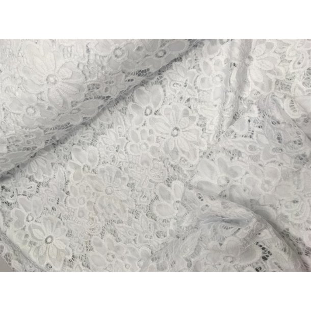 Smuk strkblonde med store blomster i hvid - pr. 0,25 meter