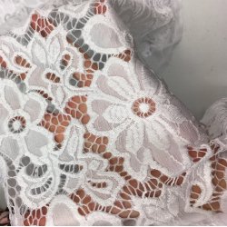 Smuk strkblonde med store blomster i hvid - pr. 0,25 meter