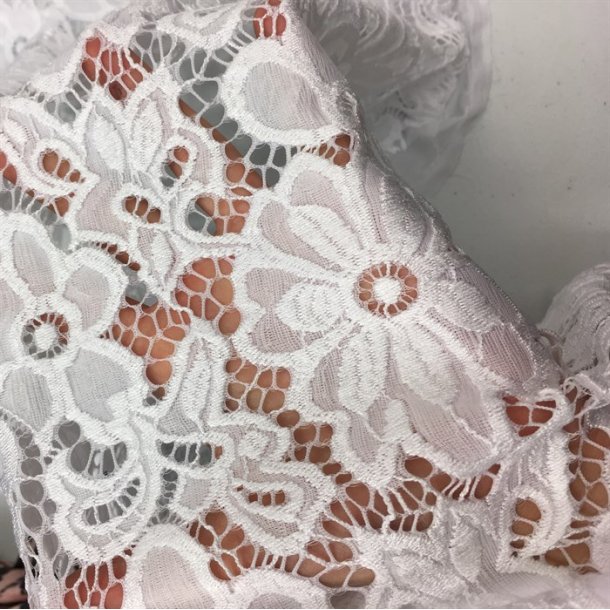 Smuk strkblonde med store blomster i hvid - pr. 0,25 meter