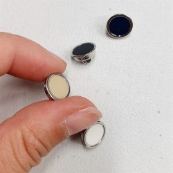 S�lvfarvet metalknap med farvet indl�g