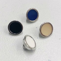 S�lvfarvet metalknap med farvet indl�g