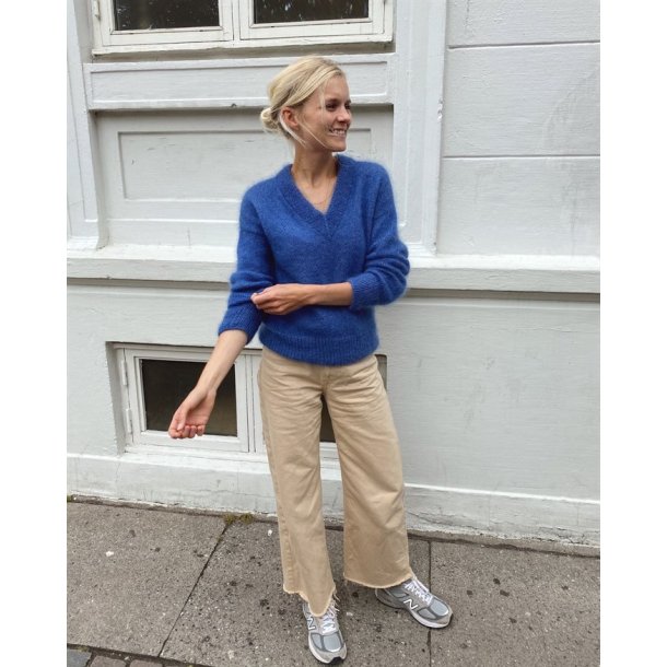 Stockholm Sweater V-Neck - strikkeopskrift fra PetiteKnit