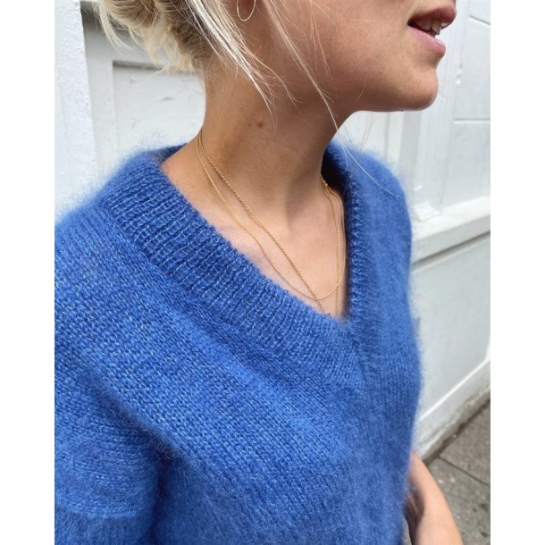Stockholm Sweater V-Neck - strikkeopskrift fra PetiteKnit