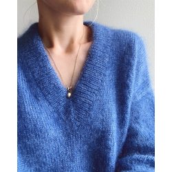 Stockholm Sweater V-Neck - strikkeopskrift fra PetiteKnit