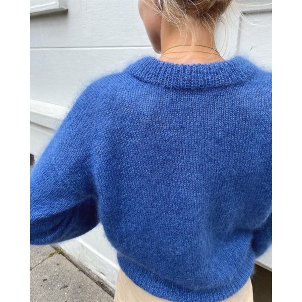 Stockholm Sweater V-Neck - strikkeopskrift fra PetiteKnit