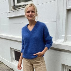 Stockholm Sweater V-Neck - strikkeopskrift fra PetiteKnit