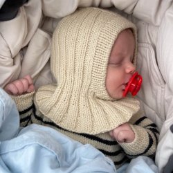 Sunday Balaclava Baby - strikkekit fra PetiteKnit