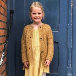 Sunday Cardigan Junior - strikkeopskrift fra PetiteKnit
