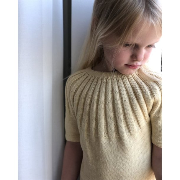 Sunday Tee Junior - strikkeopskrift fra PetiteKnit