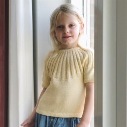 Sunday Tee Junior - strikkeopskrift fra PetiteKnit