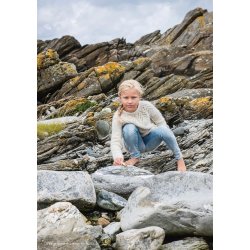 Tiril barnegenser med hulmnster - strikkekit fra Sandnes Garn