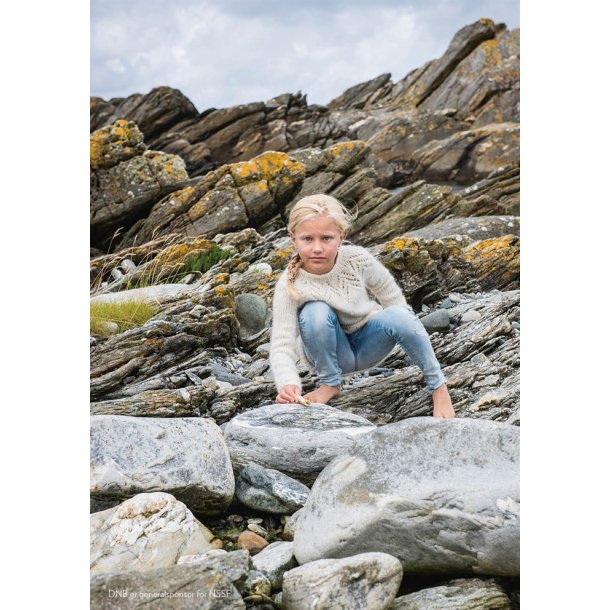 Tiril barnegenser med hulmnster - strikkekit fra Sandnes Garn
