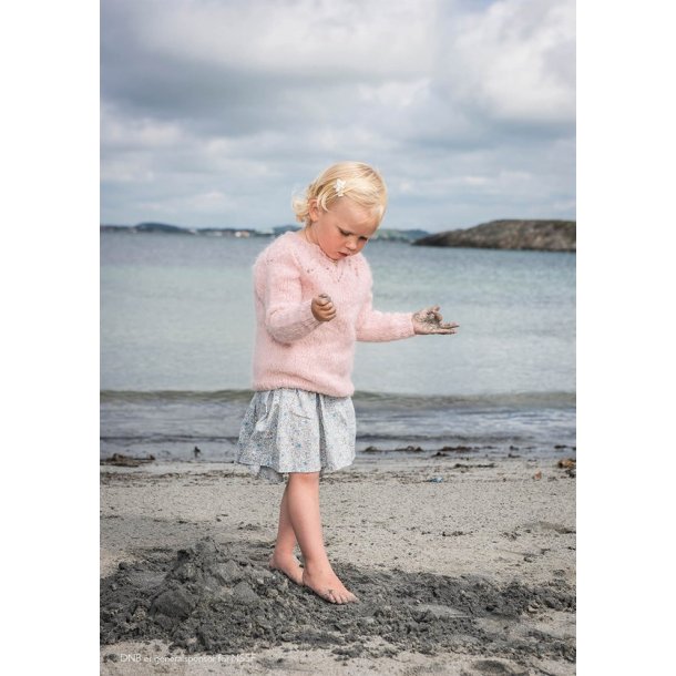 Tiril barnegenser med hulmnster - strikkekit fra Sandnes Garn