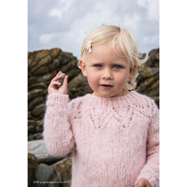 Tiril barnegenser med hulmnster - strikkekit fra Sandnes Garn