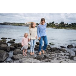 Tiril barnegenser med hulmnster - strikkekit fra Sandnes Garn