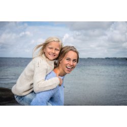 Tiril barnegenser med hulmnster - strikkekit fra Sandnes Garn