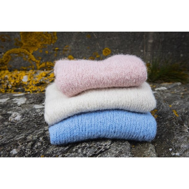 Tiril barnegenser med hulmnster - strikkekit fra Sandnes Garn