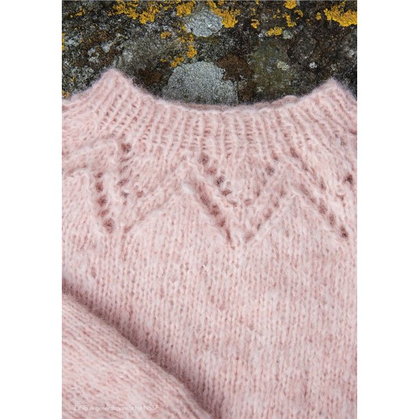 Tiril barnegenser med hulmnster - strikkekit fra Sandnes Garn