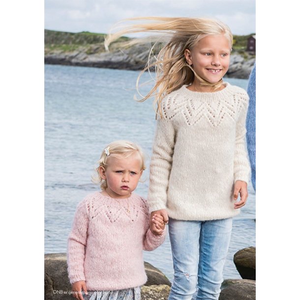 Tiril barnegenser med hulmnster - strikkekit fra Sandnes Garn