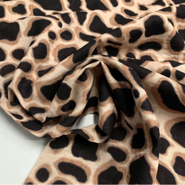 Let, tynd bomuld med leopardprint p beige bund - pr. 0,25 meter