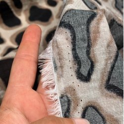 Let, tynd bomuld med leopardprint p beige bund - pr. 0,25 meter