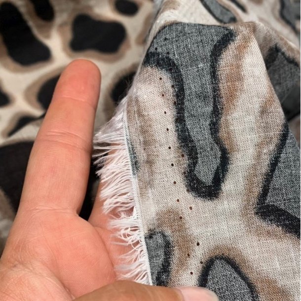 Let, tynd bomuld med leopardprint p beige bund - pr. 0,25 meter