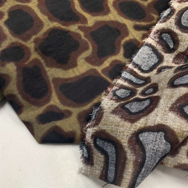 Let, tynd bomuld med leopardprint p vissengrn bund - pr. 0,25 meter