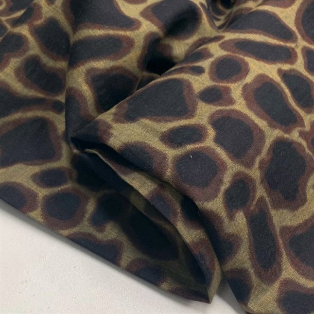 Let, tynd bomuld med leopardprint p vissengrn bund - pr. 0,25 meter