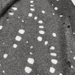 Uld i koksgr med huller - pr. 0,25 meter