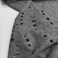 Uld i koksgr med huller - pr. 0,25 meter