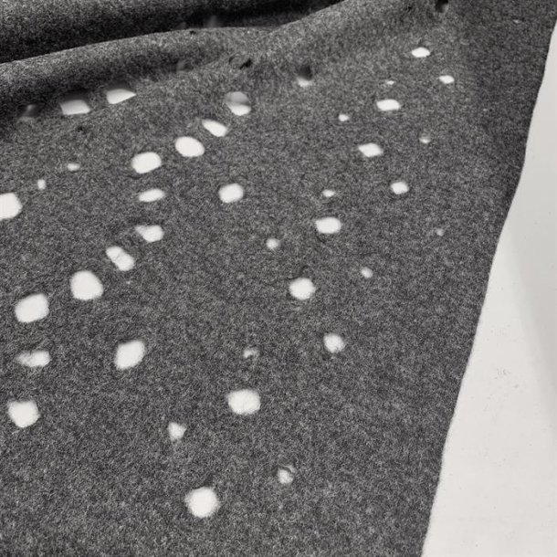 Uld i koksgr med huller - pr. 0,25 meter